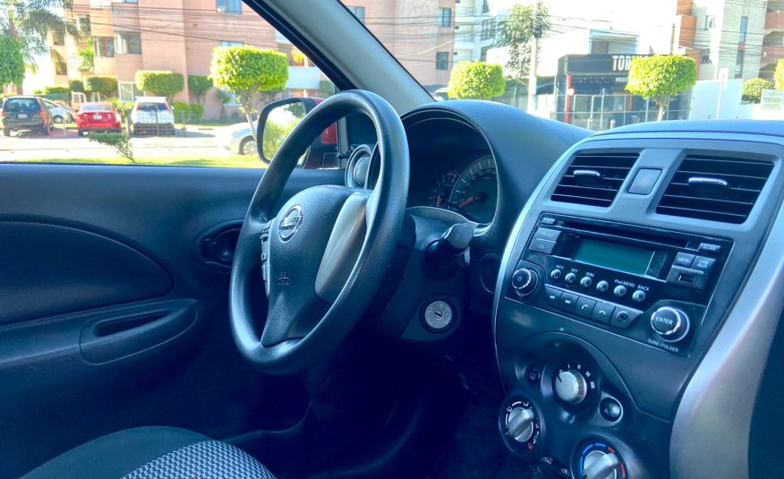 NISSAN MARCH ROJO 2020