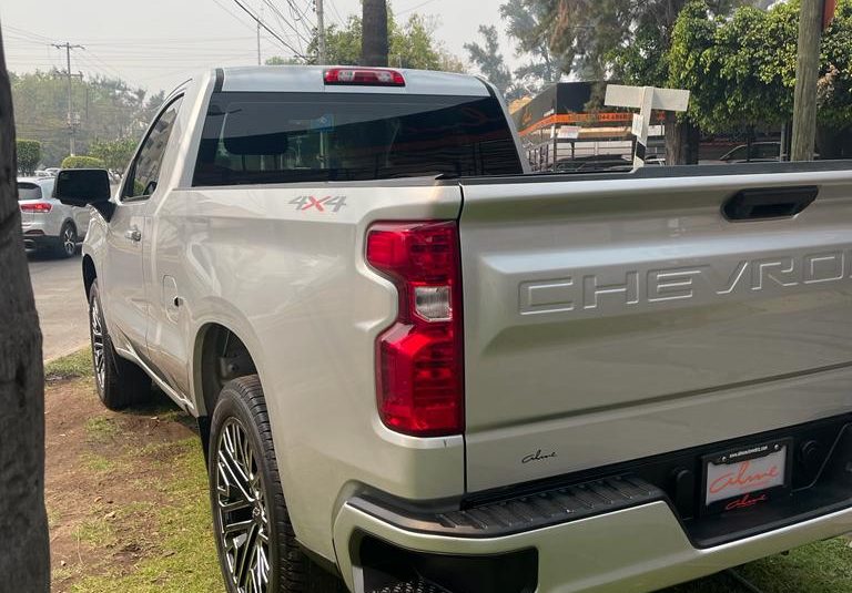 CHEVROLET SILVERADO 2021 PLATA