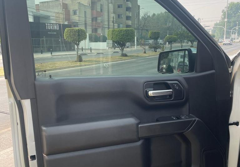 CHEVROLET SILVERADO 2021 PLATA