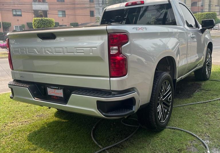 CHEVROLET SILVERADO 2021 PLATA