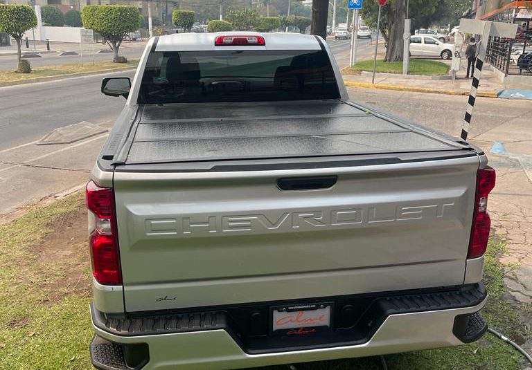 CHEVROLET SILVERADO 2021 PLATA