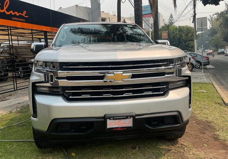 CHEVROLET SILVERADO 2021 PLATA