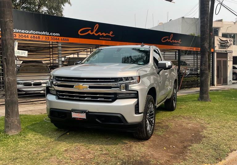 CHEVROLET SILVERADO 2021 PLATA