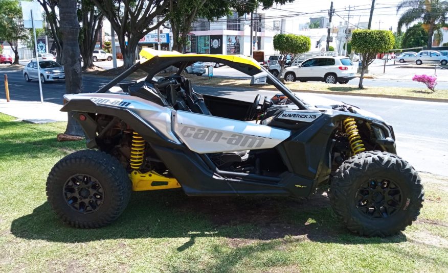 CAN AM MAVERIK X3 2018 NEGRO- AMARILLO